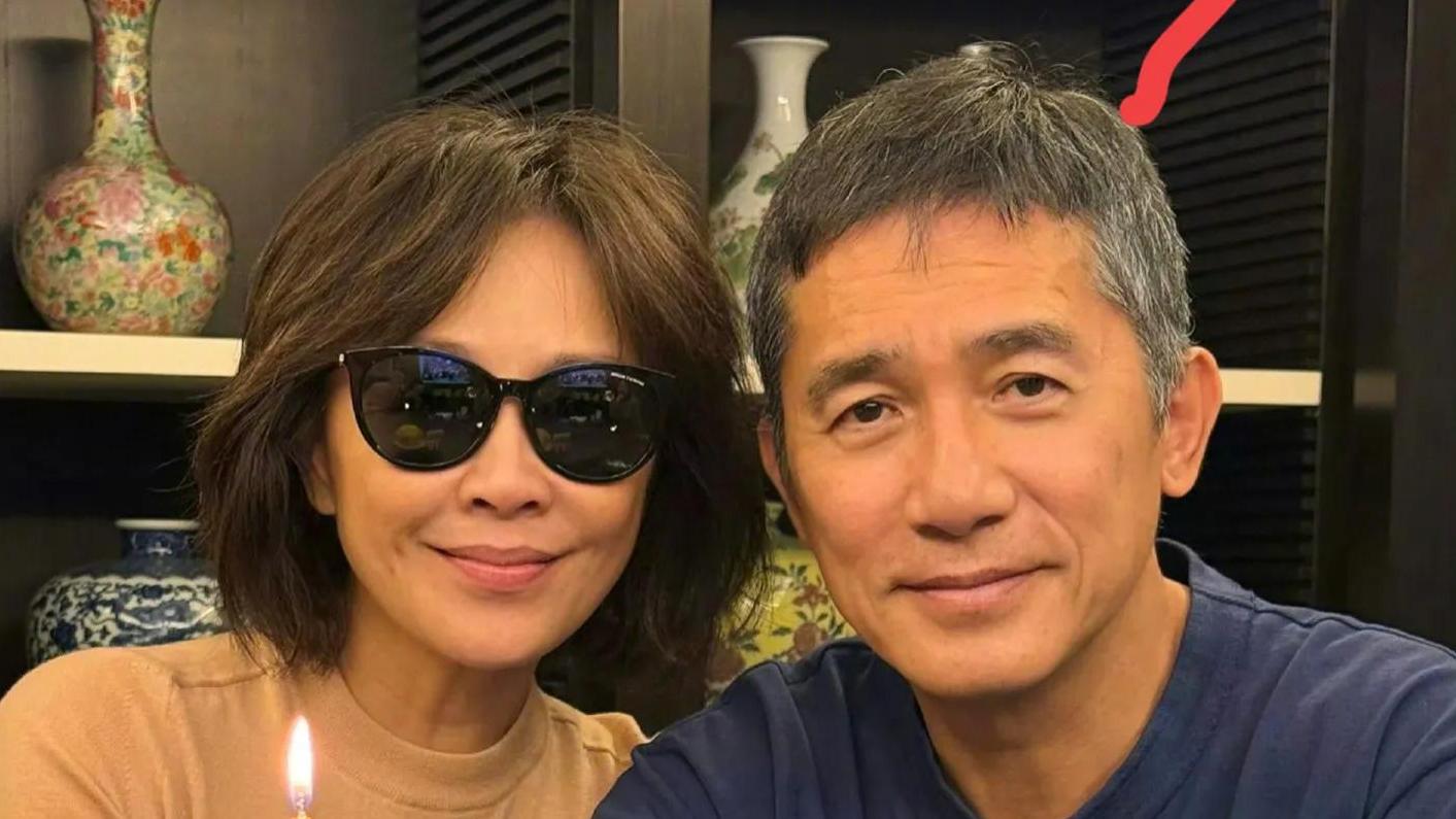刘嘉玲晒59岁庆生照，生日蛋糕被吐槽，梁朝伟合照好正经白发抢镜