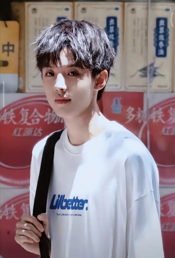 周峻纬，22岁，为挣学费进入娱乐圈