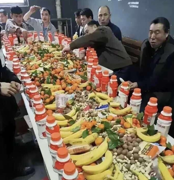 公司搞团建，每个人交50块