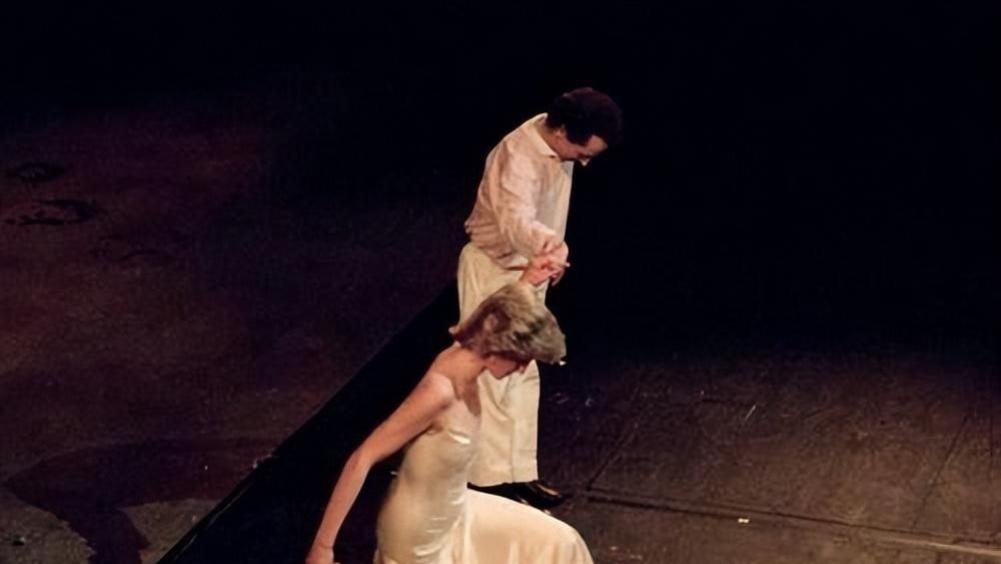 1985年，戴安娜穿着白色的长裙翩翩起舞，查尔斯却嫌弃她过于张扬