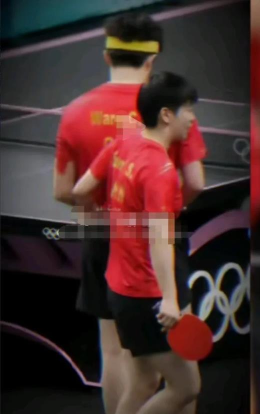 莎莎这个动作也无解。奥运会混双比赛现场，莎莎从大头身后经过的时候，伸手抓了一下头