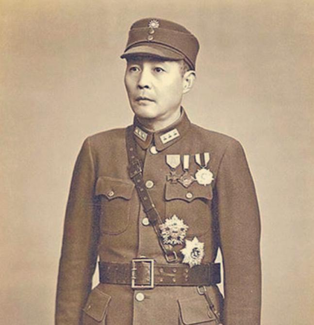 1927年，国民党将领钱大钧追求一个女子，遭到女方父亲反对。想不开的钱大钧走在街