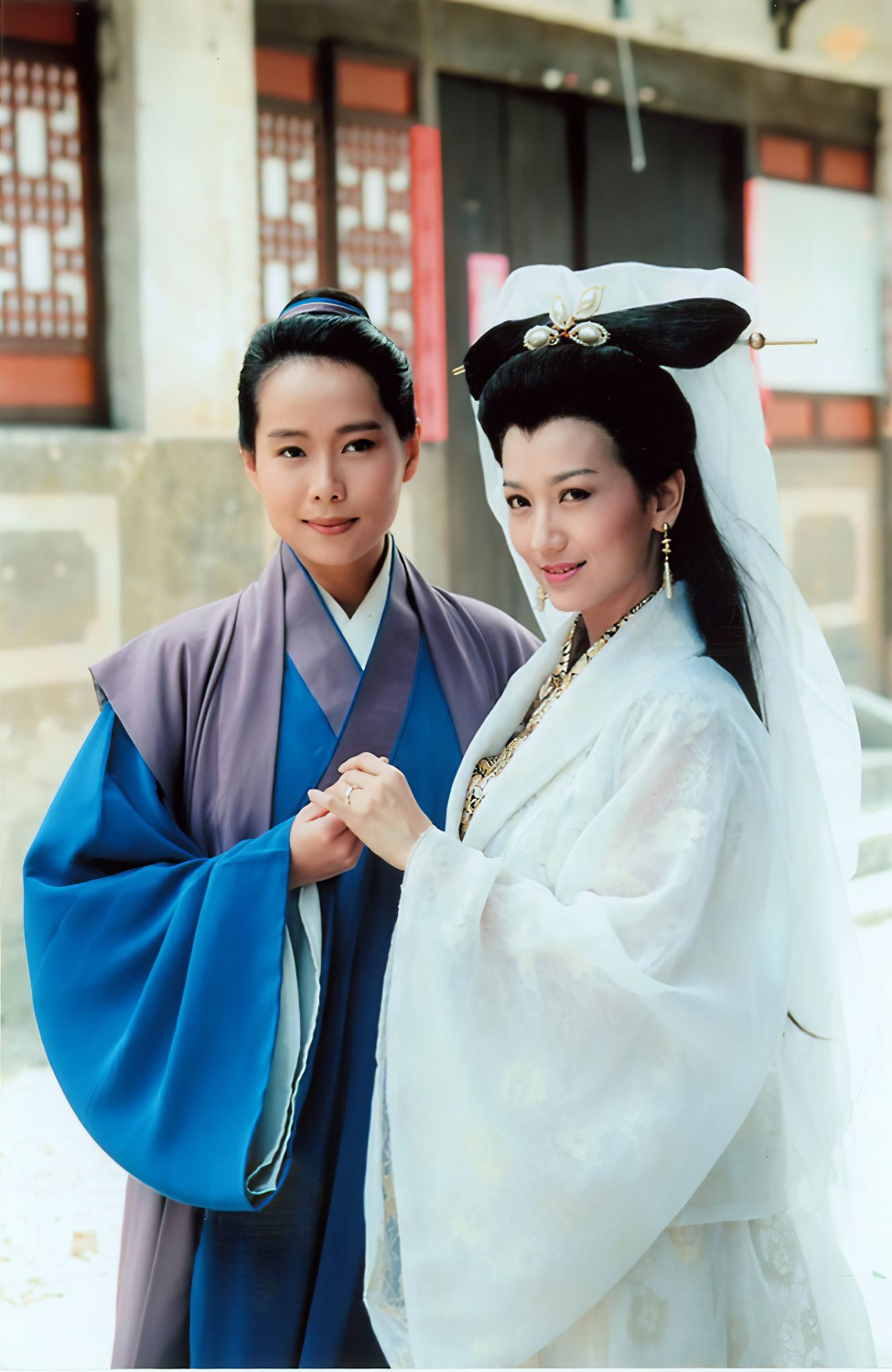 一次，记者问赵雅芝:“娱乐圈的帅哥那么多，为什么当年《新白娘子传奇》的许仙非得找