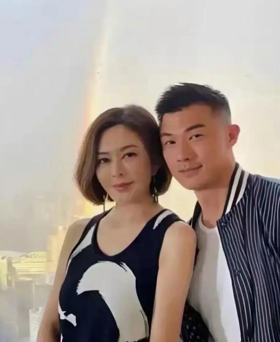 关之琳美女和她的模特儿小男友。看来关之琳对模特儿情有独钟啊！这小伙才27岁，关之