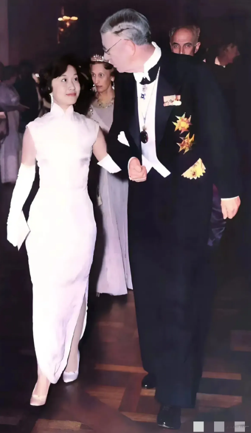 原来杨振宁夫人杜致礼年轻的时候那么漂亮，这张相片是1957年拍摄的，1957年杨