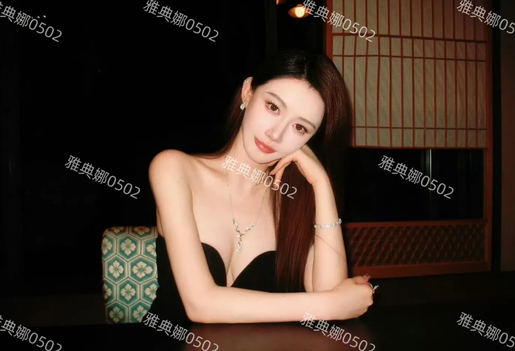 冯绍峰的新绯闻女无论是长相气质还是拍照的姿势和角度都跟叶柯很像。
为啥阅人无数的