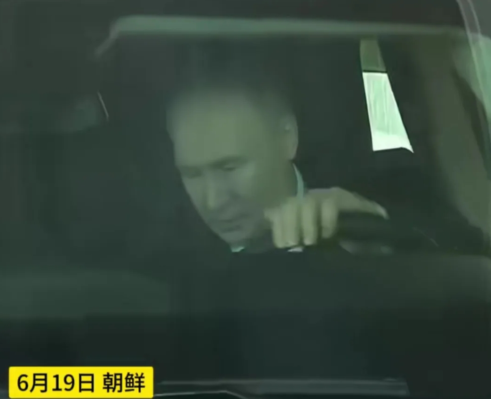 金正恩老有面了，普京驾车带他去兜风！
普京访问朝鲜期间，驾驶俄罗斯国产车带着金正