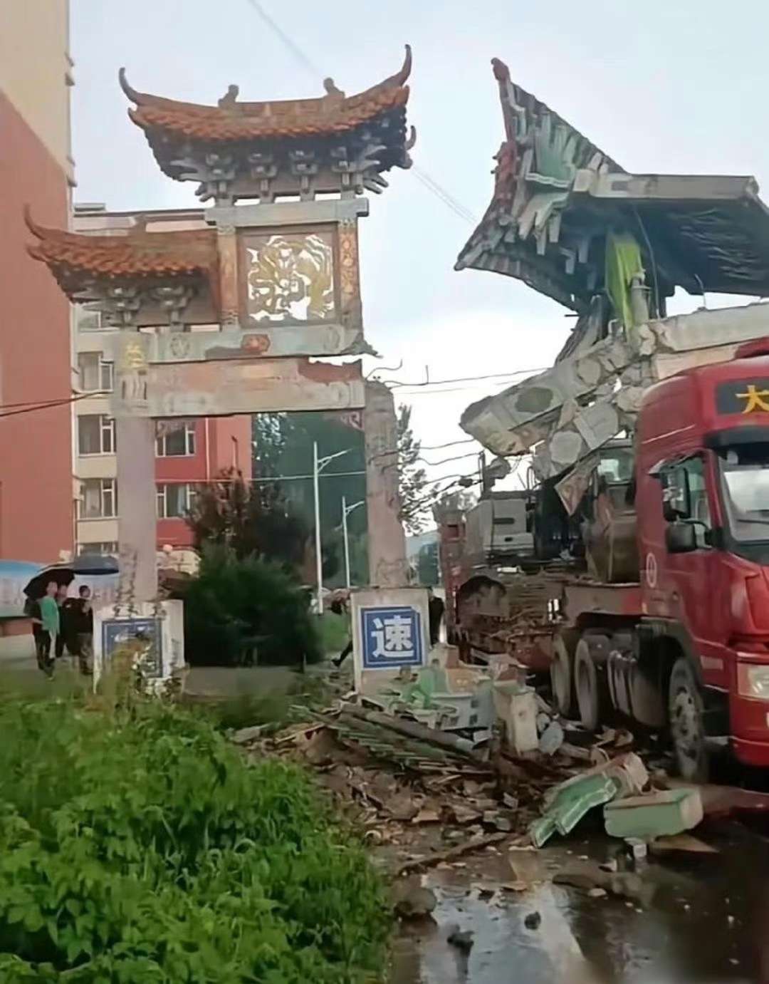 问村长这要赔多少钱，村长说：这不是赔钱的事，我整个村大运被你撞没了。