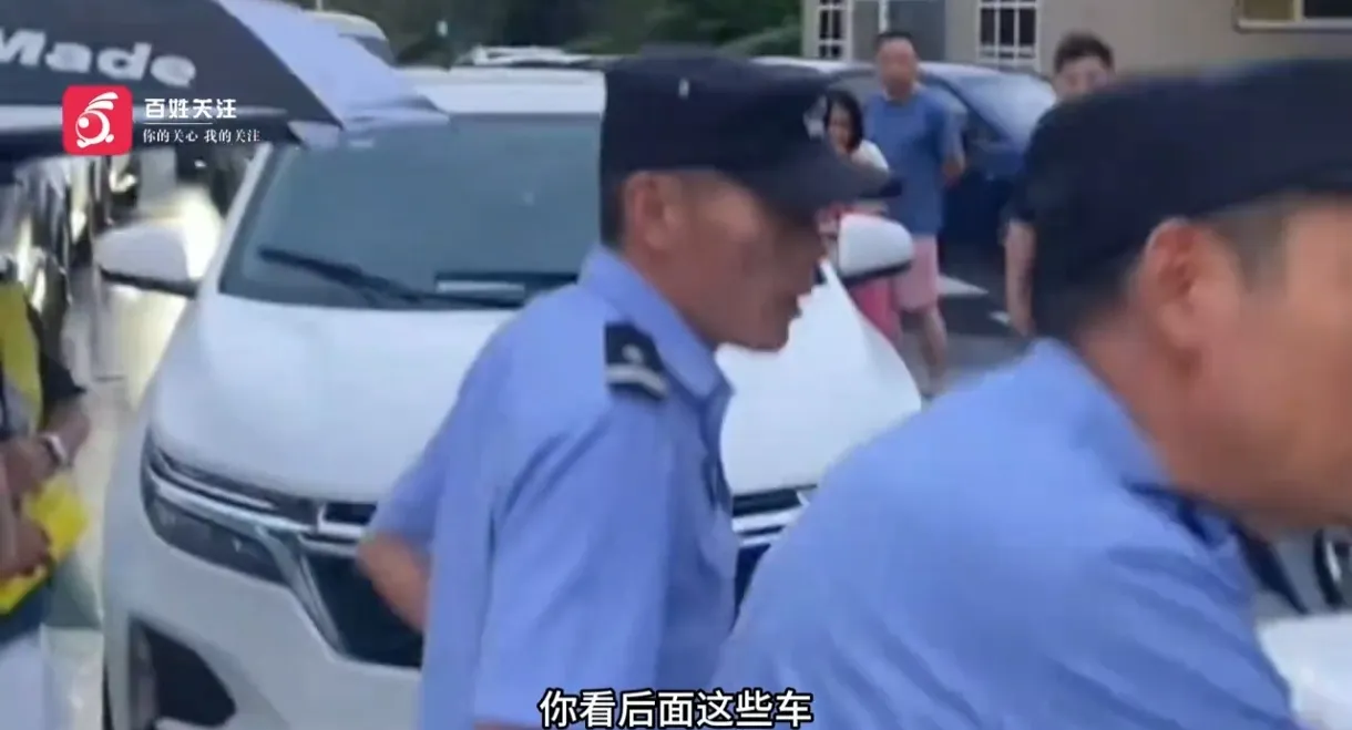 女司机不会倒车堵路一小时，网友怒了！

女司机因不会倒车，在繁忙路段堵路一小时，