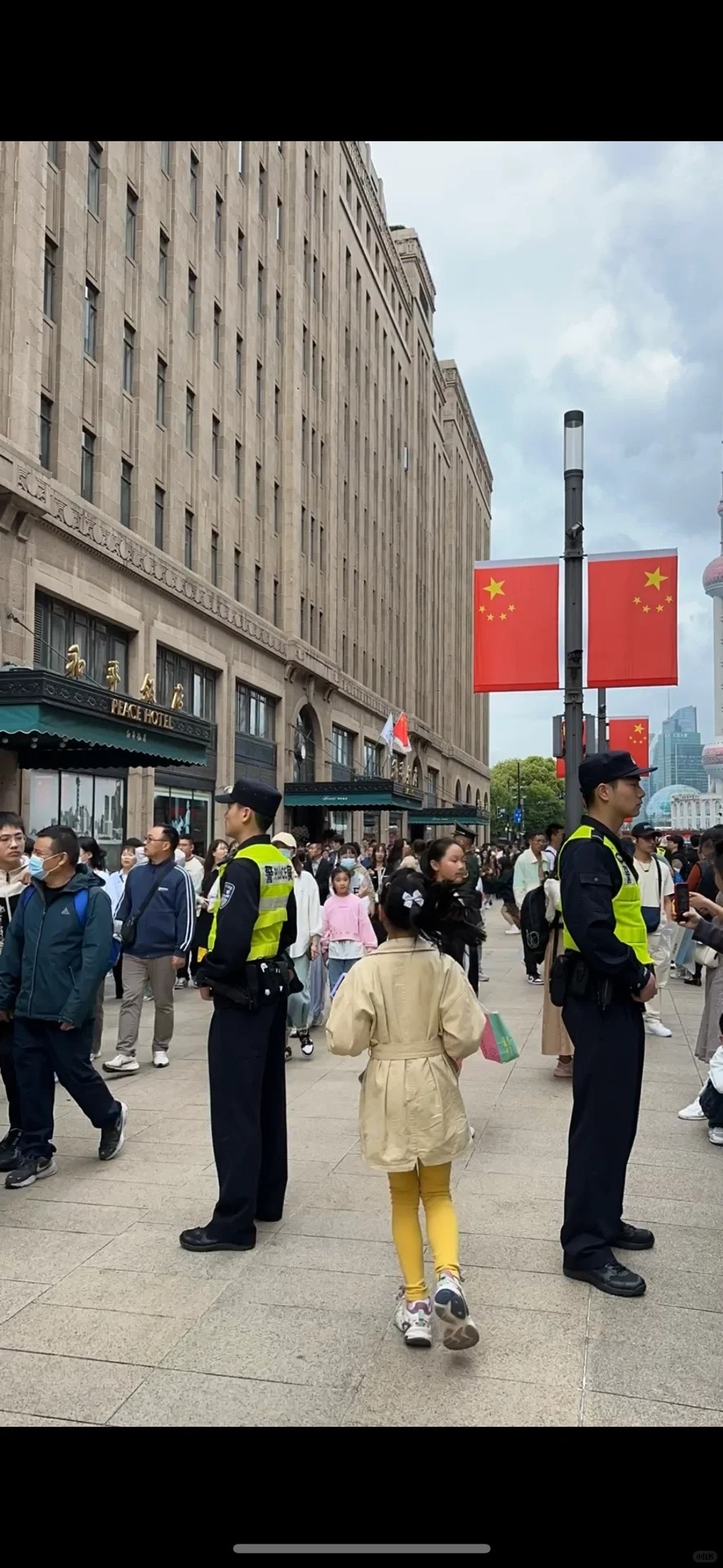 外滩警种之多！
安全感爆棚！
他们站在那气场各不相同。
武警如青松般挺立！
特警