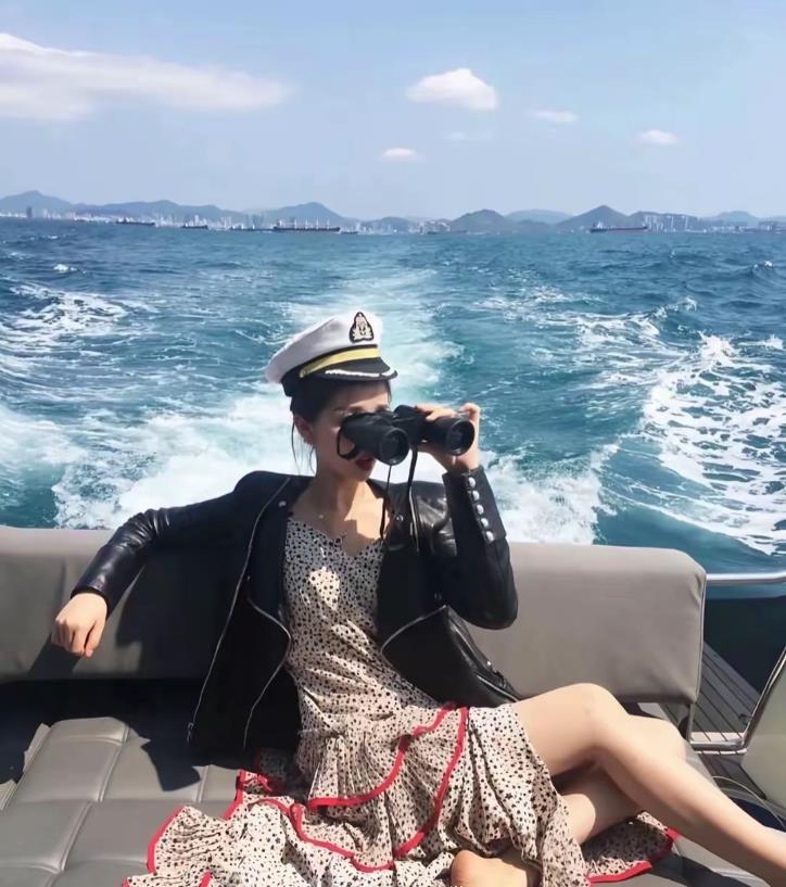 看到虞书欣早期照片，不愧是千金小姐