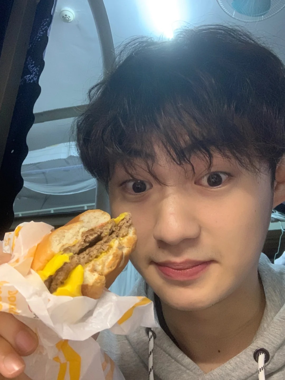 没接过吻的可以去吃双层吉士！
松松软软弹弹的面包覆盖在唇上的一瞬间
和初次亲吻心