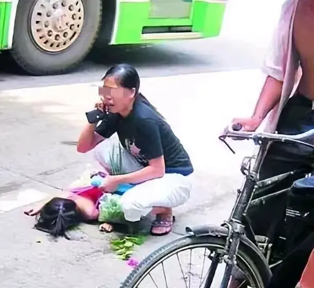 丧心病狂！北京，男子找不到车位，便准备把车停到公交站牌处，谁知，当时女子正推着2