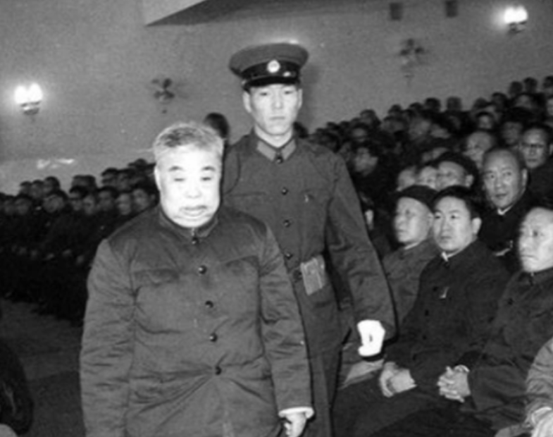 这张老照片拍摄于上世纪八十年代，1980年11月，两案公审正式开始，图为吴法宪在