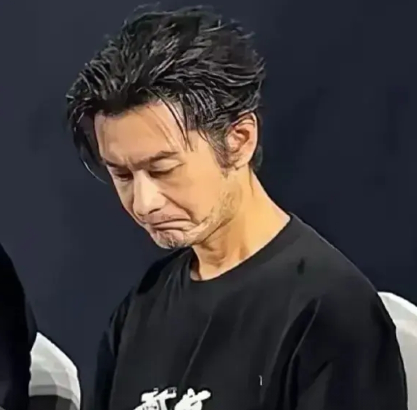 黄晓明目前面临两大现实问题：
1、事业受阻，受叶珂事件影响，观众对其主演的作品失