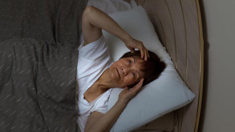 体内有癌，睡眠先知？晚上睡觉时若出现5种异常，建议早做预防