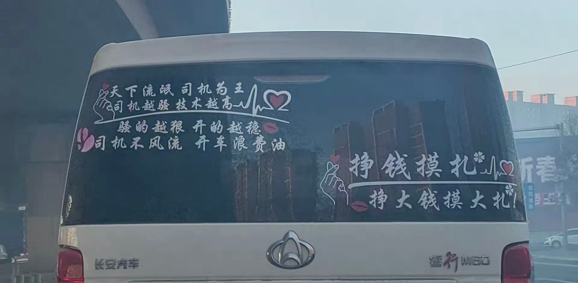 那个“扎”就是扎啤的意思，小杯叫“小扎”，大杯叫“大扎”。外地朋友来了要是不信的