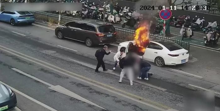 小伙救人自己受伤还捐衣物

                          