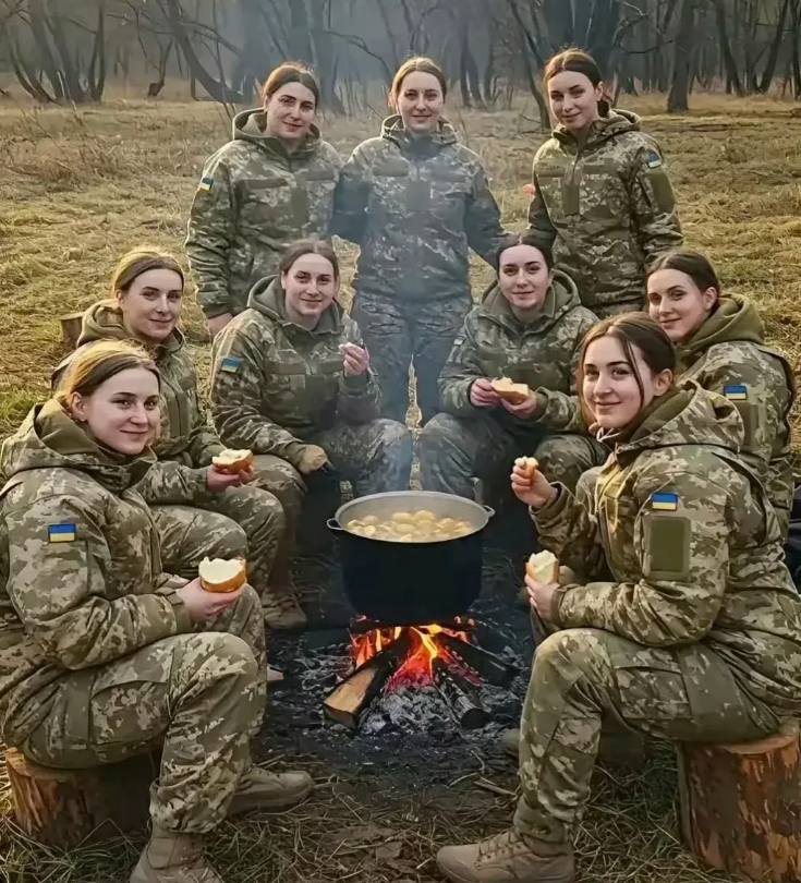 战争应该让女人走开！这些女兵美艳如花，不该出现在战场，但乌人口处于劣势，不得不让