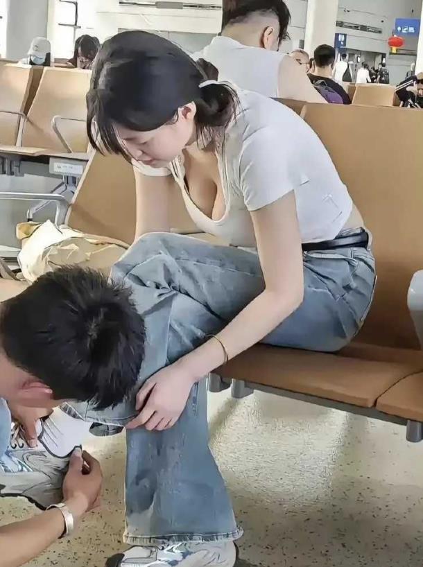 好男人，帮老婆穿鞋。