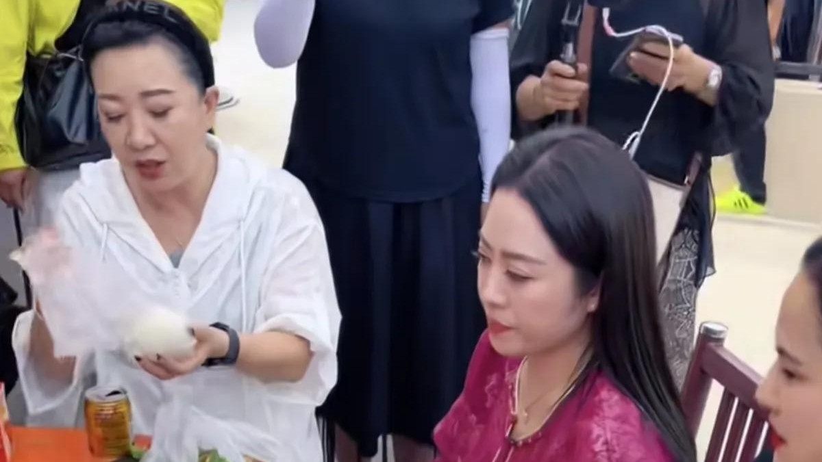 王小利前妻温美玲吃酒席50岁打扮像贵妇气质好