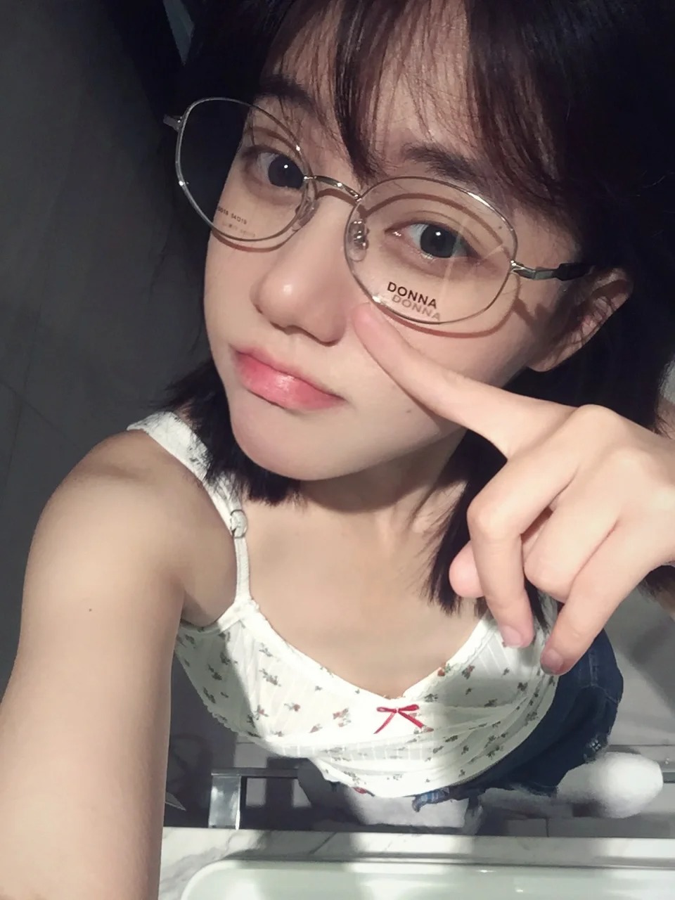 歪头小猫ᕑᗢᓫ
这个镜框+滤镜真是有种古早感