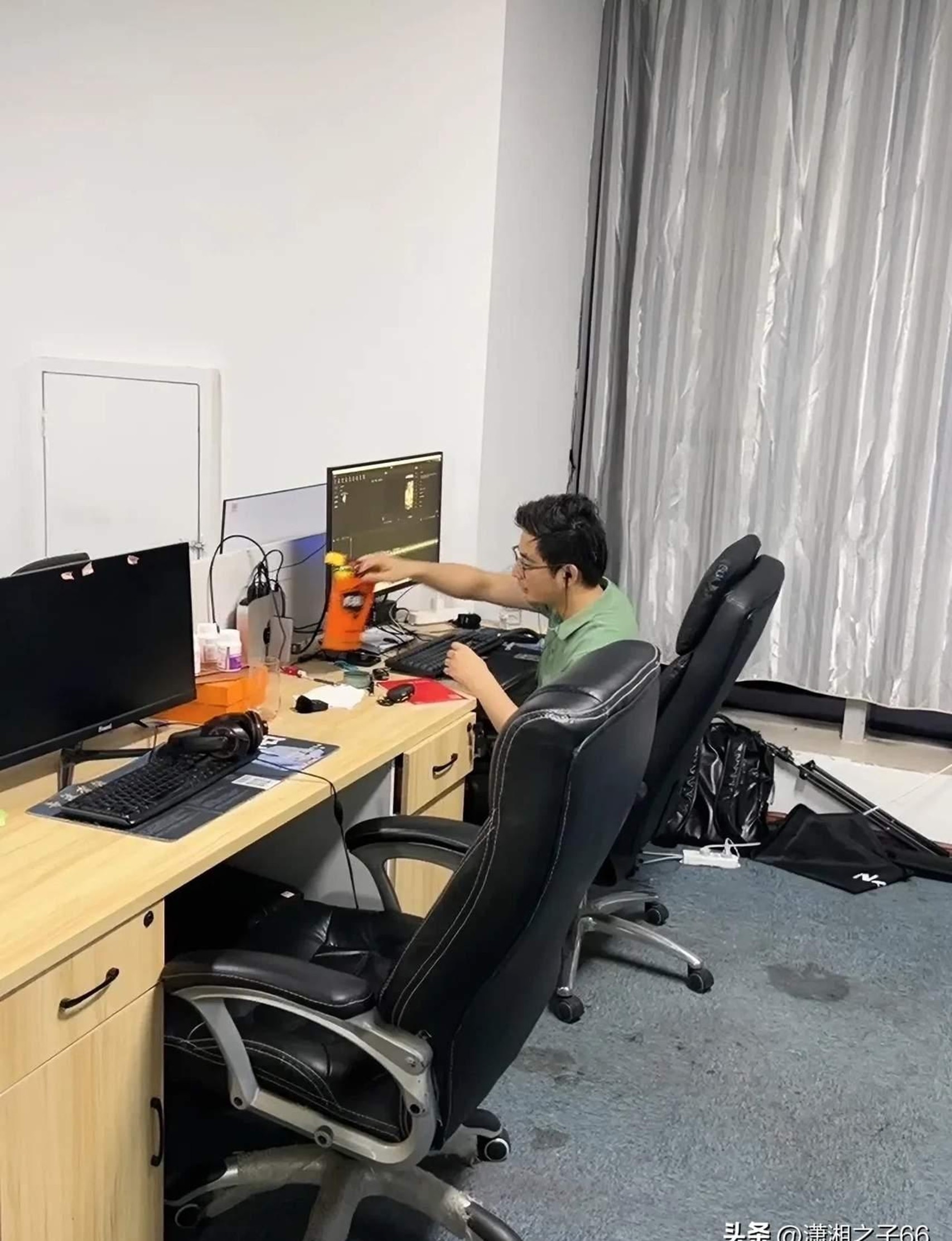 办公室两个00后同事，文凭很高，能力很强，也很有个性，一个是考进来的，一个是人才