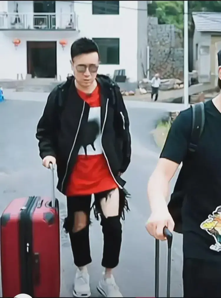 给于和伟买件新牛仔裤吧！洞口都到大腿了[捂脸]应该注重一下仪表才对。