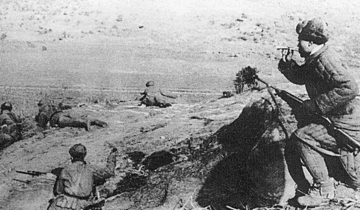 1951年，志愿军缴获一秘密武器，让美军战机疯狂轰炸自己。
战场上，你见过自己人