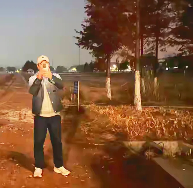 张颂文竟然长期定居于北京郊区的某村庄已经15 年了！！

他是聪明人，房价这么高
