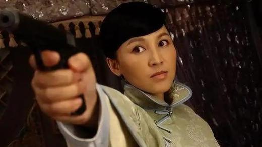 19岁与导演私奔裸婚，睡地下室、连生3胎后，丈夫用7部剧将她捧红