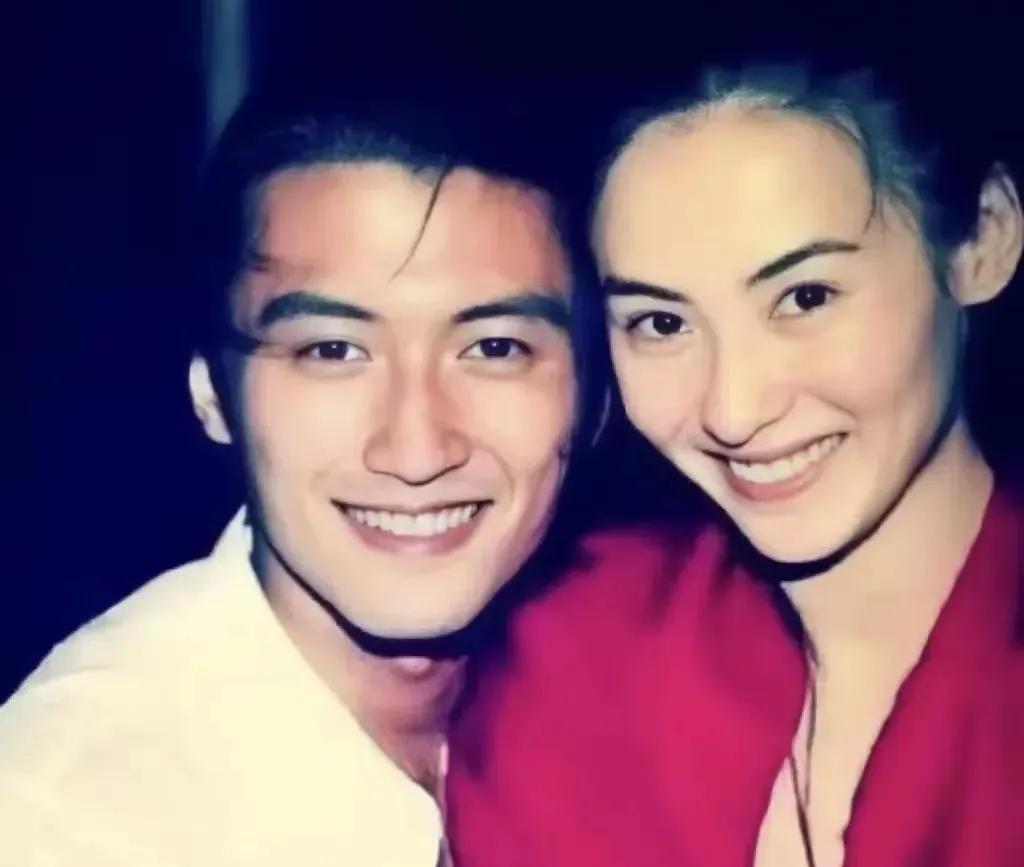 离婚时，
谢霆锋有王菲
张柏芝有两个儿子
如今，
谢霆锋给王菲做饭，
张柏芝有两