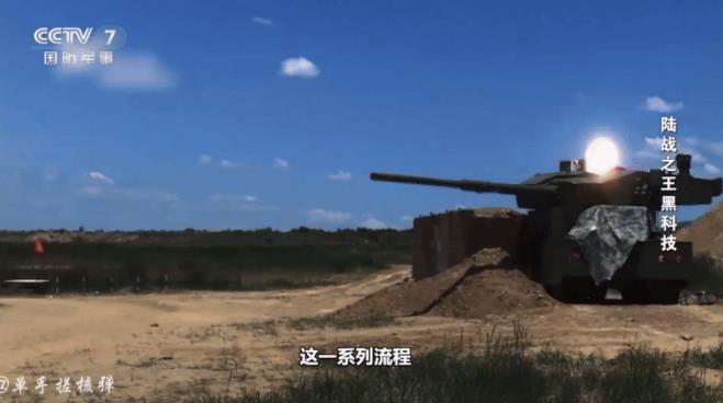 只剩最后3米命中！一导弹在99A坦克头顶炸出一团黑雾，下一幕令俄罗斯目瞪口呆！