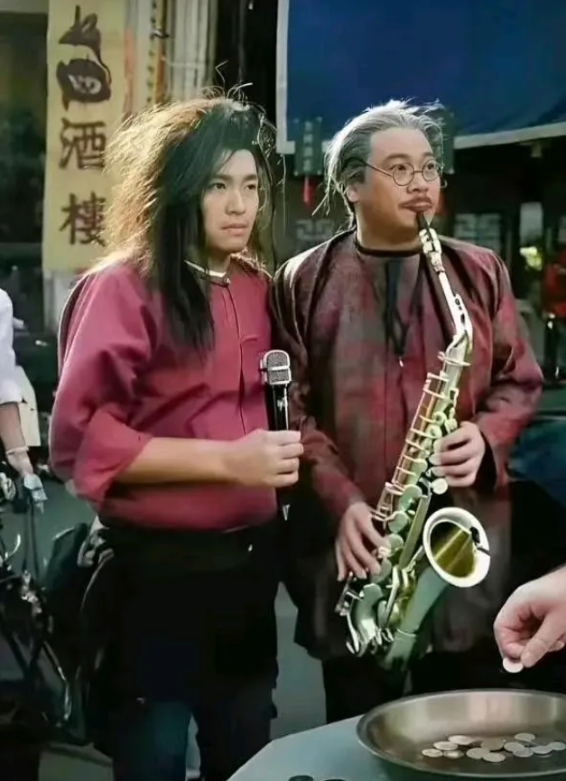 这张照片拍摄于1992年，陈嘉上和周星驰在电影中的剧照。据说拍摄这部电影时，还动