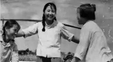 【老照片】1970年，下乡在江西赣州石城县的上海女知青，那时候她们许多只有16岁