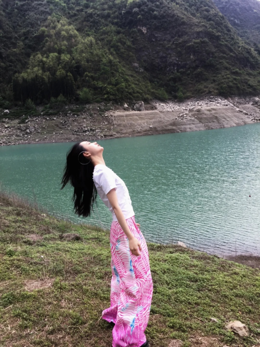 来到山神的家｜想起电影《小森林》的夏天
提前穿一点夏天的色彩去山里
有人在这里生