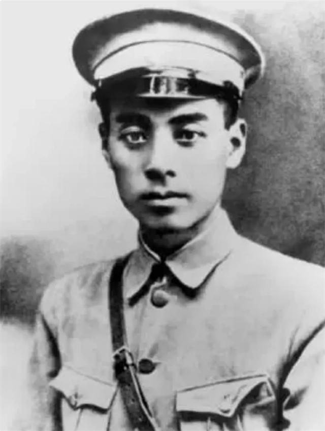 1927年，北伐军团长鲍靖中听说抓到了一名共产党员，兴奋地走进审讯室，却意外发现