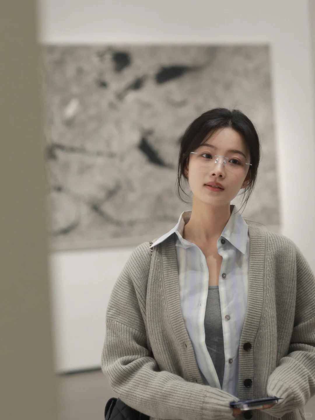 无边框👓带来的静气美
被朋友夸漂亮的一天
临时被叫出门看展
随手画个淡妆 扎了