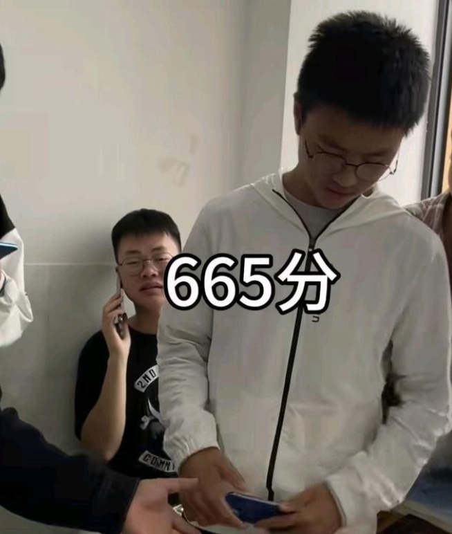 学霸查分后“微笑崩塌”，背后的原因是五味杂陈。
云南一考生查分665分，全省排名