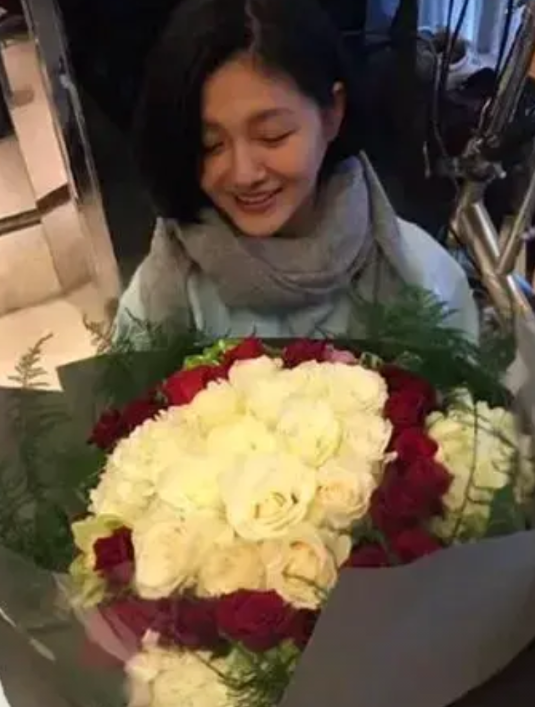 同样是明星去逝，为什么周海媚能赢得全体华人的悲伤，没有一个不为她的去逝而感到遗憾