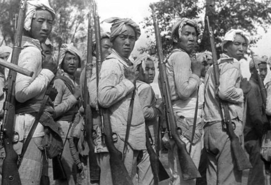 1941年12月，临沂市莒南县渊子崖村，被1500多日伪军包围，形势危急！村长林