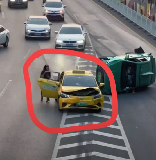 12日大事件，凌晨5点左右，在黄埔大道转体育西路的辅道发生一起出租车撞上电动车