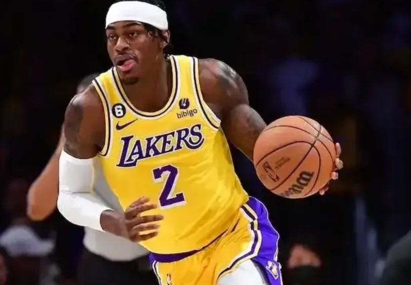 拉塞尔被交易后，本赛季很可能也留不住的，会是:

第一位，伍德，他在球场上，不算