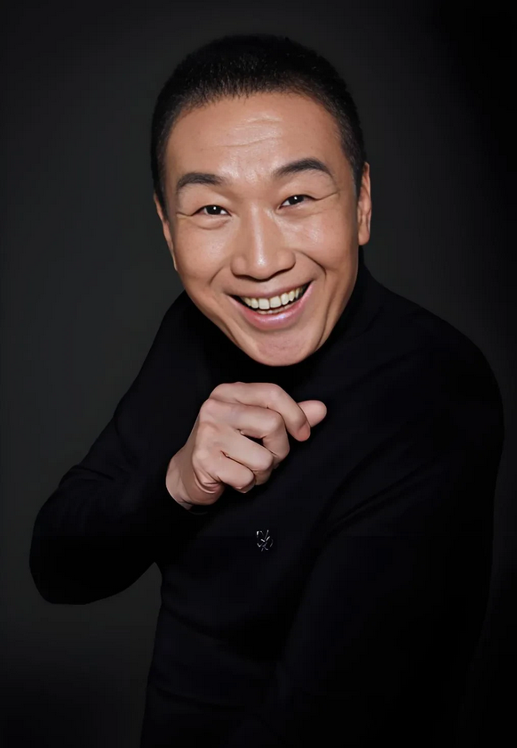 他1953年7月16日出生于北京市，毕业于中国戏剧学院。

他是国家一级演员。