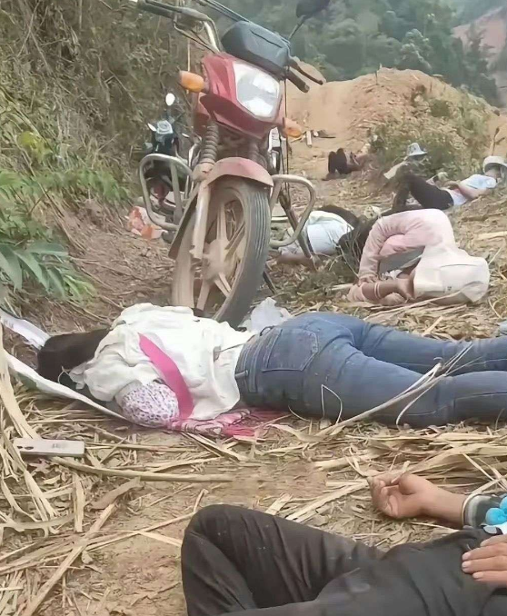 我真的以为是严重的车祸现场，原来是农民工午休景象，