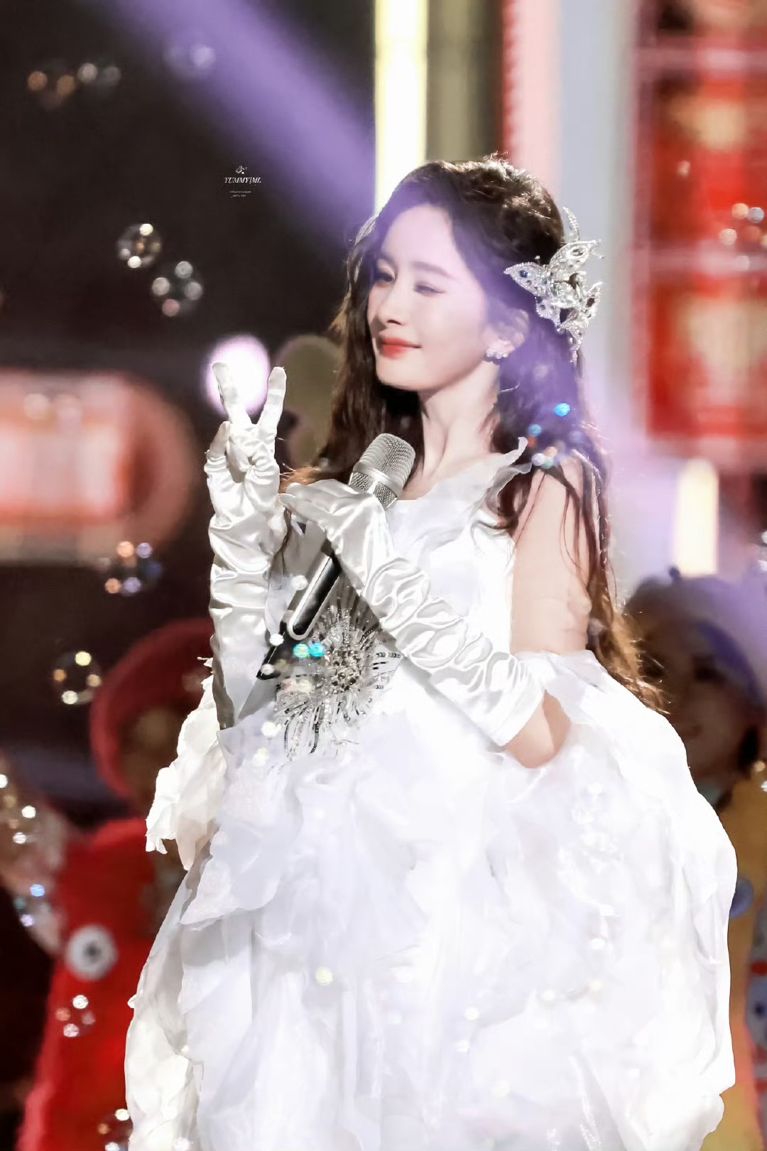 杨幂归来仍是顶流。跨年晚会众星云集，但热搜第一就是杨幂。她唱的什么歌已经不重要了