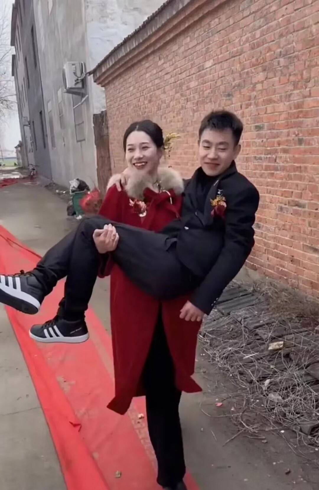这世界真大！
见过抱新娘入洞房的，这场面您见过吗？