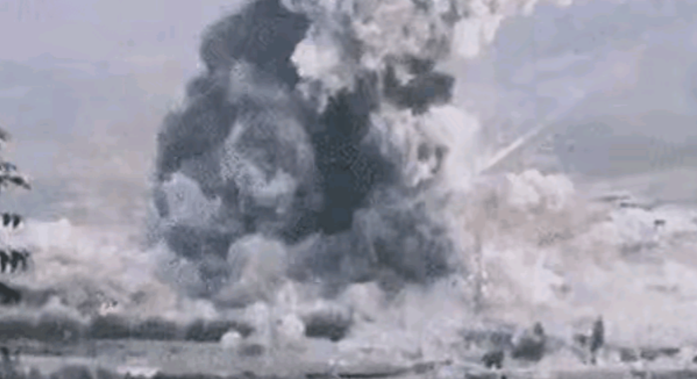 这威力也太大了，感觉一枚足以摧毁一座城镇！
虽然不是核武器，但这爆炸威力已经堪比