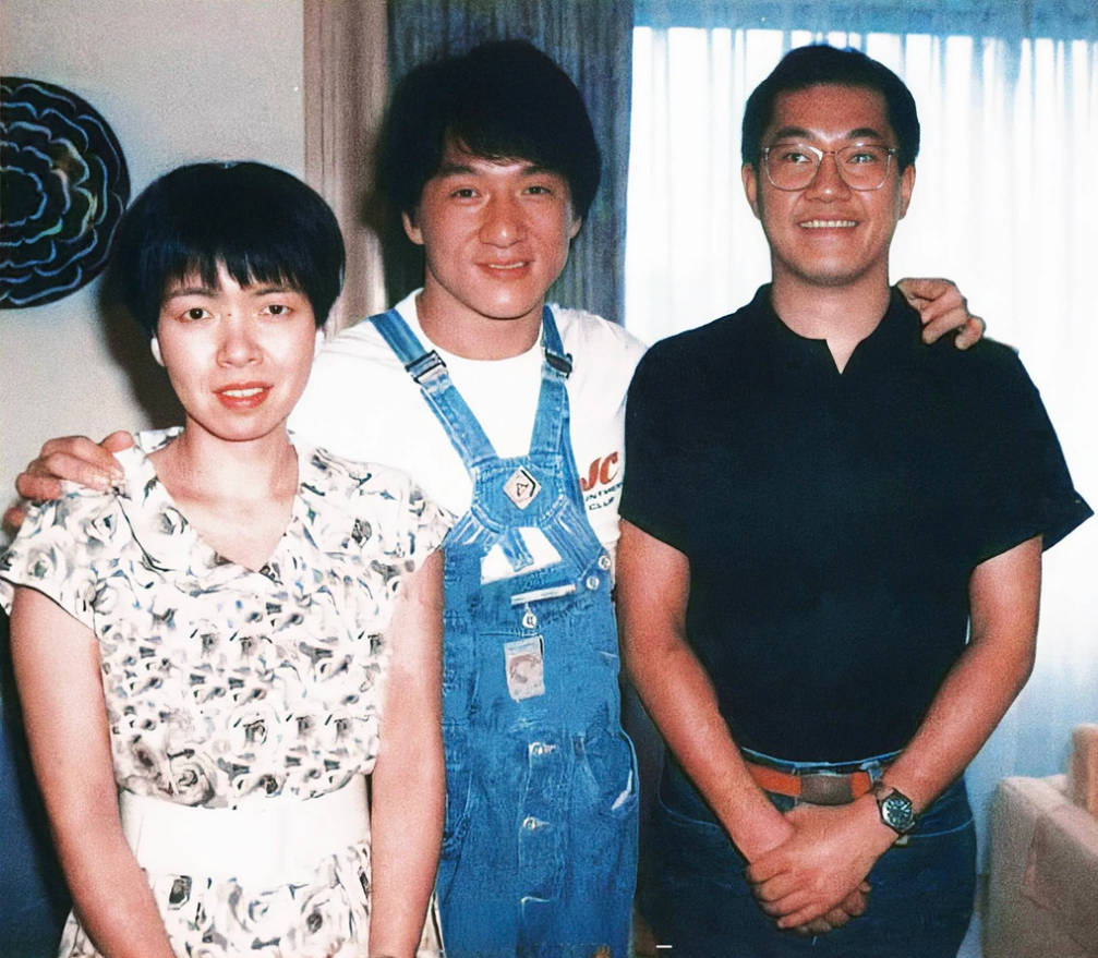 1986年，成龙到日本活动，抽空和《龙珠》作者鸟山明和其夫人加藤由美聚餐。
这次