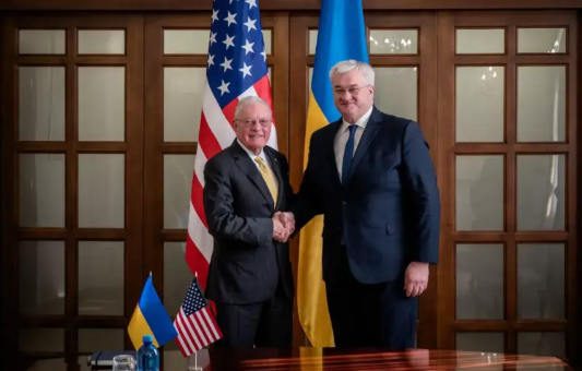 快报！
美国方面消息！
2月21日，白宫突然要求乌克兰移交全国50%矿产开发权，